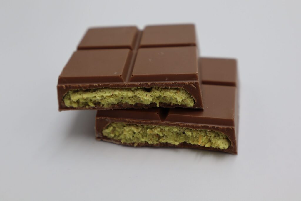Easy 15-minute Dubai chocolate bars with pistachio kunafa filling