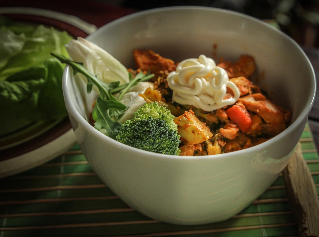 Chicken and broccoli bowl, an easy variation of swicy chicken meal prep