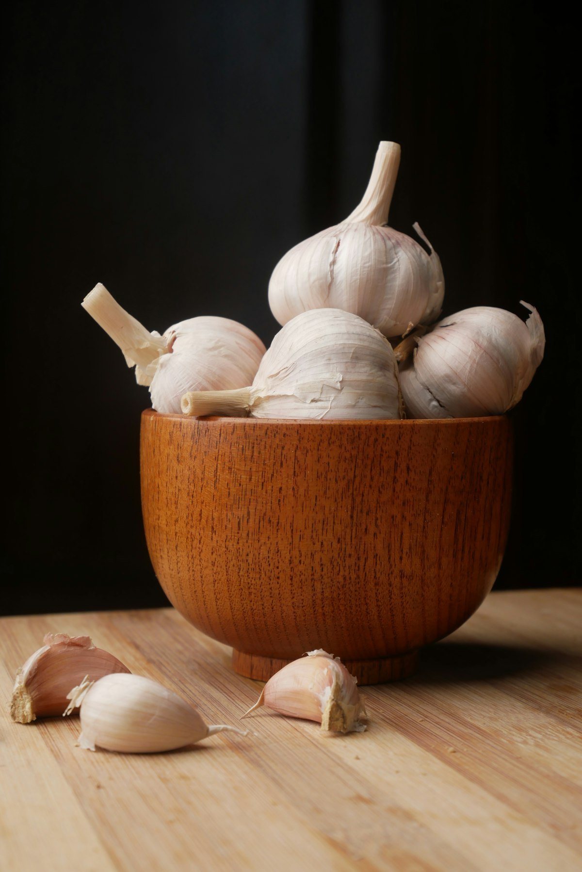 Garlic cloves in a wooden bowl for pasta sauce