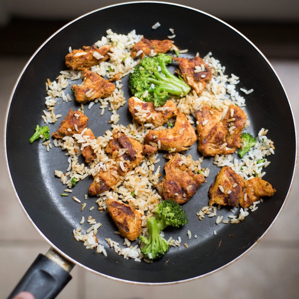 Swicy chicken meal prep bowls with glazed chicken, rice and broccoli